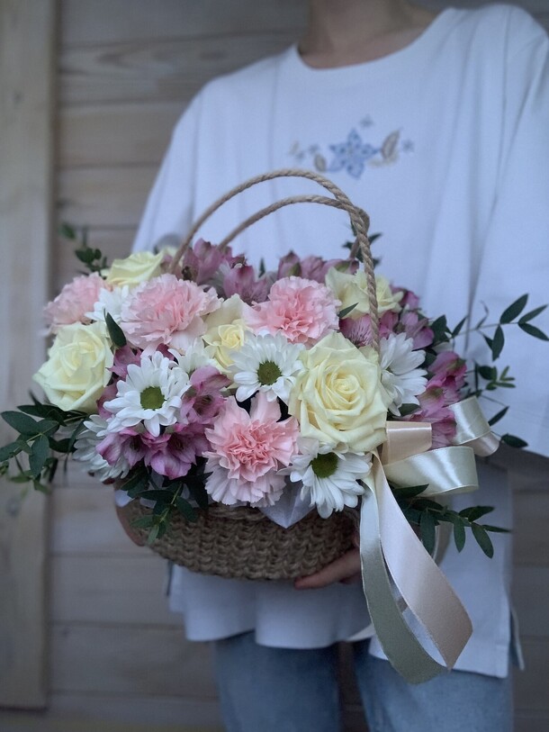 Букет с розами в джутовой корзине, артикул F1522607 - 5490 рублей, доставка по городу. Flawery - доставка цветов