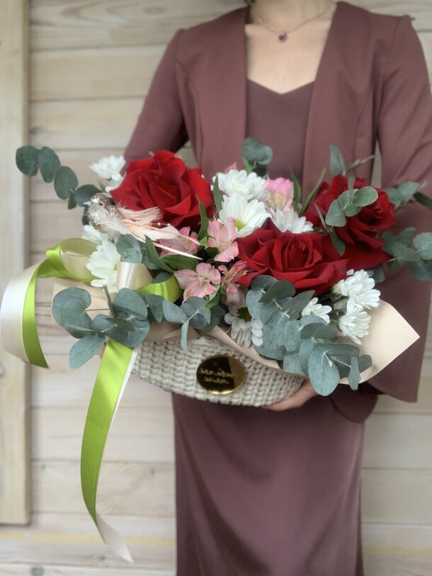 Красные розы, букет композиция, артикул F1522620 - 5500 рублей, доставка по городу. Flawery - доставка цветов