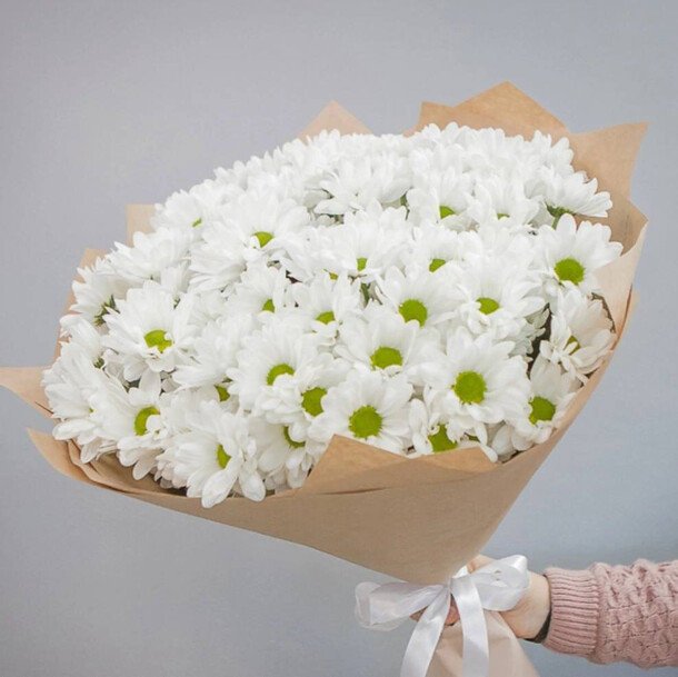 Букет ромашковых хризантем в крафте, артикул F1225386 - 6590 рублей, доставка по городу. Flawery - доставка цветов