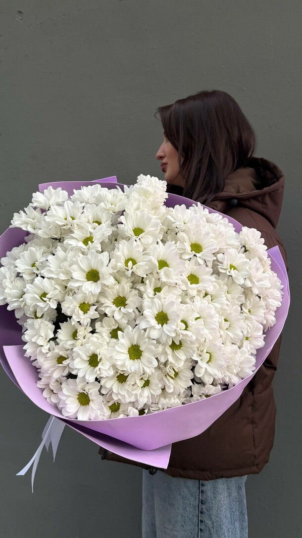 Букет из кустовых ромашковых хризантем, артикул F1522624 - 8190 рублей, доставка по городу. Flawery - доставка цветов