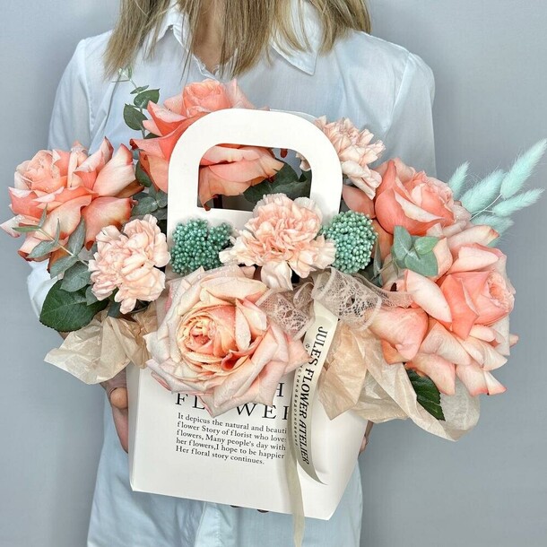 « персиковый шейк» цветы в коробке, артикул F1349555 - 8749 рублей, доставка по городу. Flawery - доставка цветов