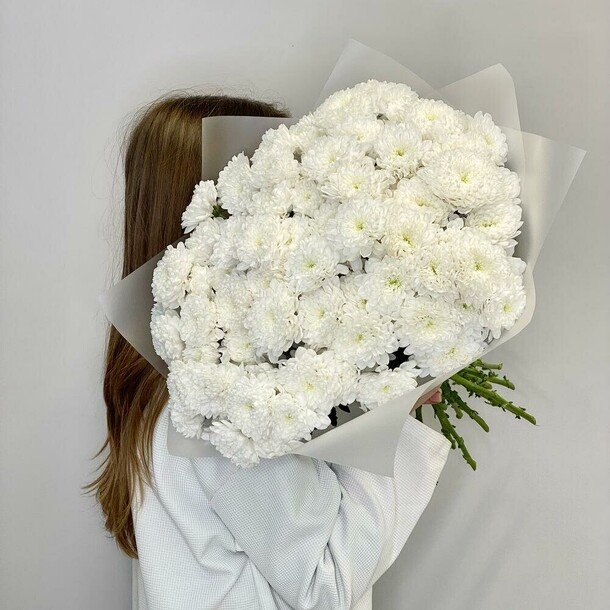Букет из белых махровых хризантем, артикул F1379796 - 10077 рублей, доставка по городу. Flawery - доставка цветов