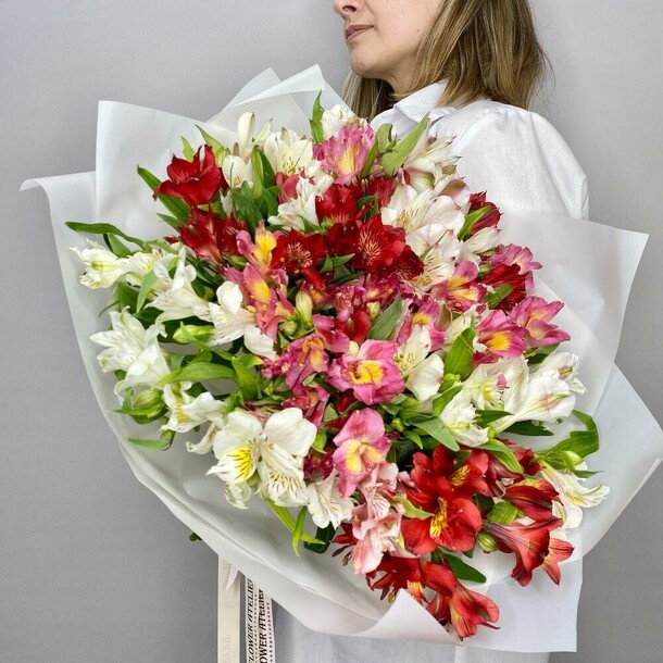 25 разноцветных альстромерий, артикул F1431069 - 12345 рублей, доставка по городу. Flawery - доставка цветов