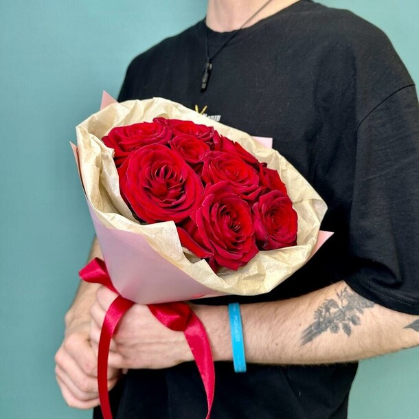 «красный бархат» букет из красных роз 9 шт, артикул F1241249 - 4197 рублей, доставка по городу. Flawery - доставка цветов