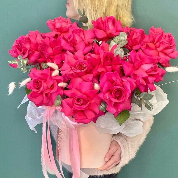 Цветы в коробке розы «пинк флойд», артикул F1246093 - 11444 рублей, доставка по городу. Flawery - доставка цветов