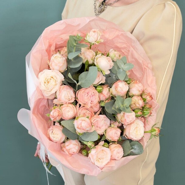 Букет из пионовидной розы с эвкалиптом 7 штук, артикул F1246703 - 7224 рублей, доставка по городу. Flawery - доставка цветов