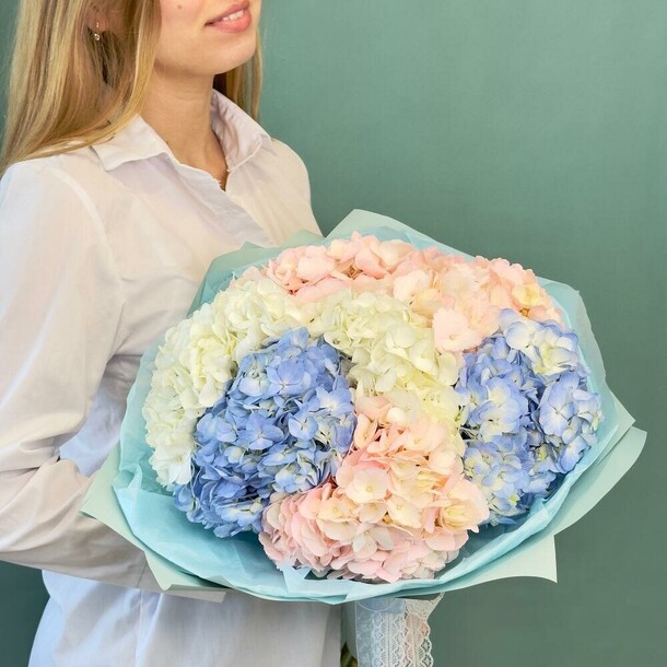 Букет из гортензии 7 шт, артикул F1248390 - 11615 рублей, доставка по городу. Flawery - доставка цветов