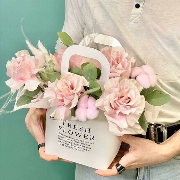 «ангельская пыль» композиция с розами и хлопком, артикул F1249925 - 5539 рублей, доставка по городу. Flawery - доставка цветов