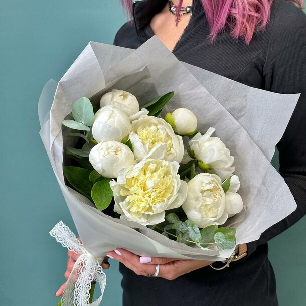 Букет из белых пионов, артикул F1278475 - 12475 рублей, доставка по городу. Flawery - доставка цветов