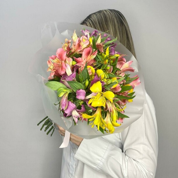 Букет из альстромерий, артикул F1344782 - 5529 рублей, доставка по городу. Flawery - доставка цветов