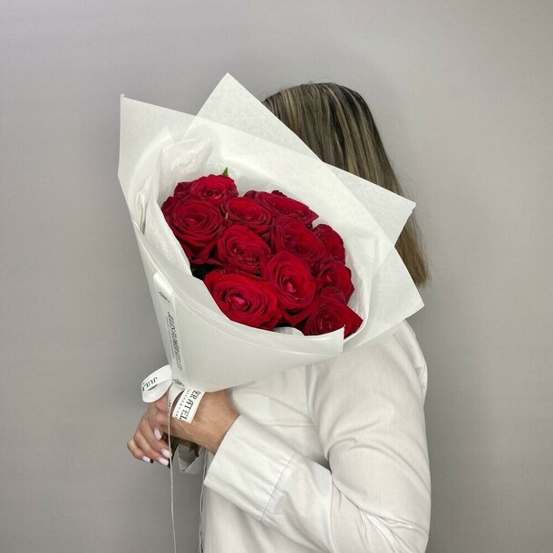 11 красных роз, артикул F1344785 - 5498 рублей, доставка по городу. Flawery - доставка цветов