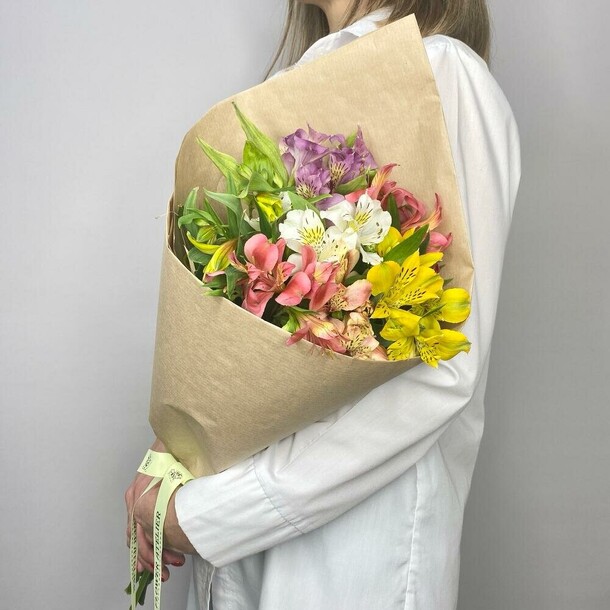 Букет из альстромерий в крафте, артикул F1344870 - 3928 рублей, доставка по городу. Flawery - доставка цветов