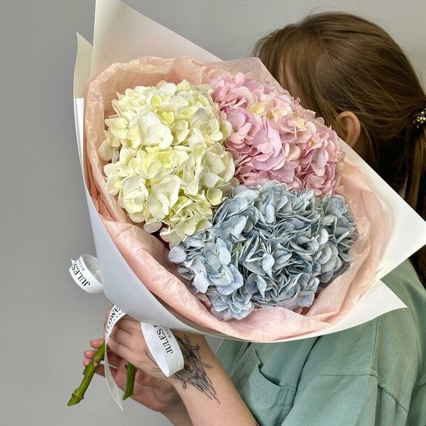 Букет из гортензий 3 шт, артикул F1344908 - 7028 рублей, доставка по городу. Flawery - доставка цветов