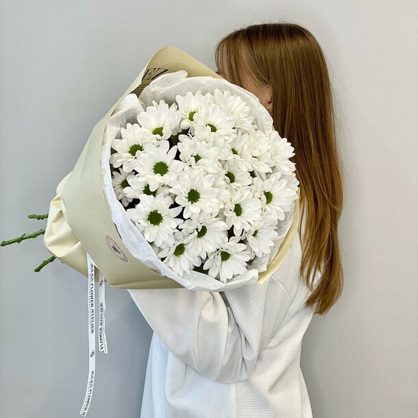 Монобукет из ромашек-хризантем, артикул F1344964 - 4343 рублей, доставка по городу. Flawery - доставка цветов