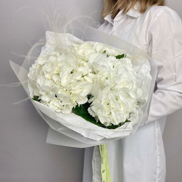 Букет из белых гортензий, артикул F1345085 - 5320 рублей, доставка по городу. Flawery - доставка цветов