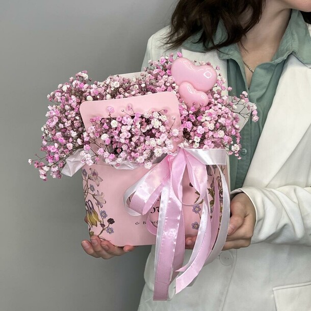 «love» цветы в сумке из розовой гипсофилы, артикул F1378170 - 6174 рублей, доставка по городу. Flawery - доставка цветов