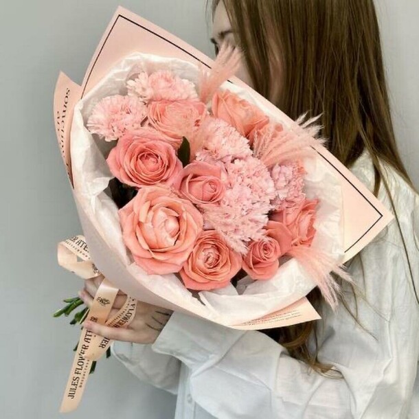 «розовый фламинго» букет из роз анна карина и диантусов, артикул F1433291 - 6168 рублей, доставка по городу. Flawery - доставка цветов