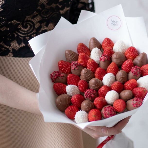 Клубничный букет «вильфор» - m, артикул F1190191 - 7390 рублей, доставка по городу. Flawery - доставка цветов