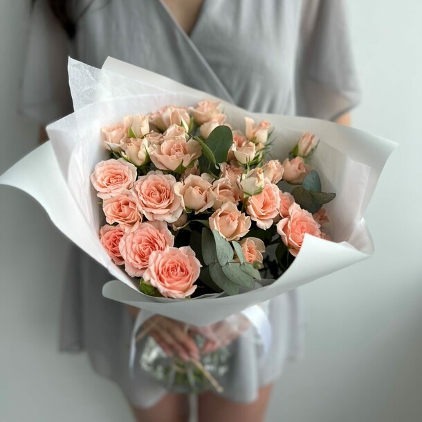 9 персиковых кустовых роз (букет №40), артикул F1180833 - 3900 рублей, доставка по городу. Flawery - доставка цветов