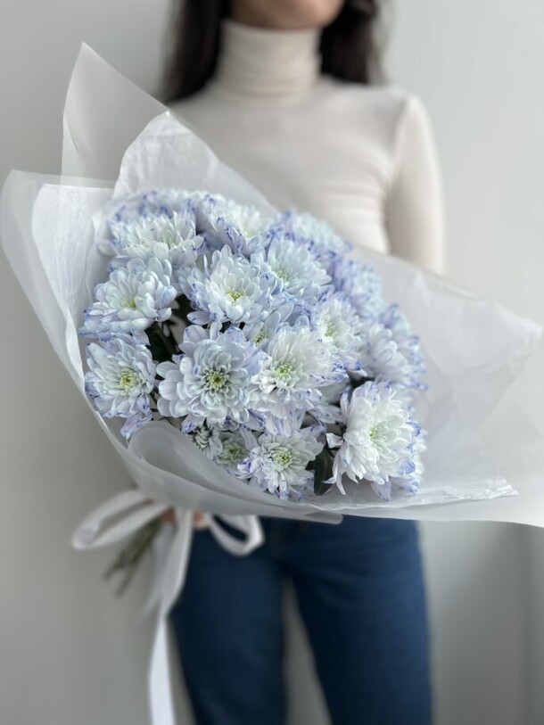 5 голубых хризантем (букет №252), артикул F1180847 - 2900 рублей, доставка по городу. Flawery - доставка цветов