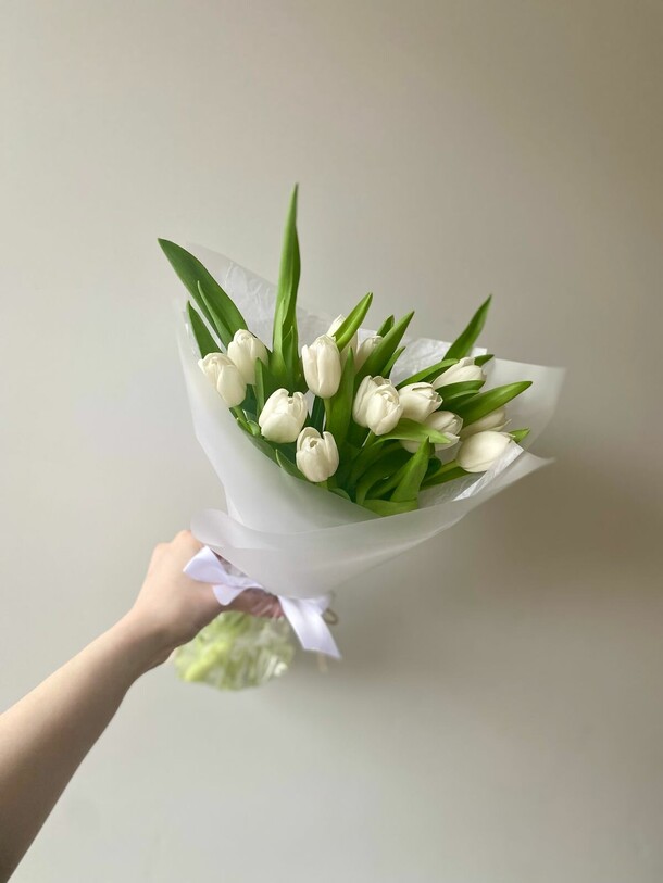 Букет из 15 белых тюльпанов, артикул F1393447 - 3400 рублей, доставка по городу. Flawery - доставка цветов