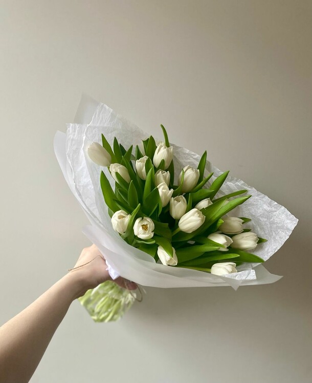 Букет из 21 белого тюльпана, артикул F1393448 - 4500 рублей, доставка по городу. Flawery - доставка цветов