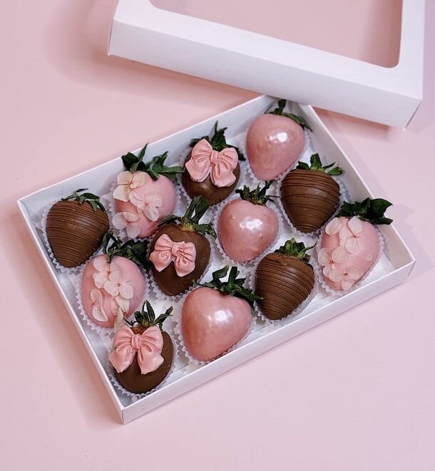 Набор клубники в шоколаде бантики, артикул F1525979 - 2049 рублей, доставка по городу. Flawery - доставка цветов