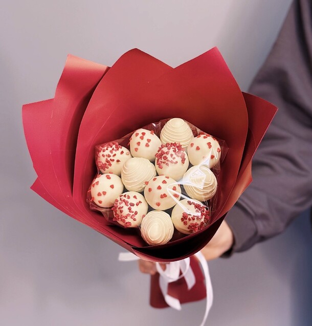 Букет из клубники в шоколаде ruby, артикул F1535765 - 2174 рублей, доставка по городу. Flawery - доставка цветов