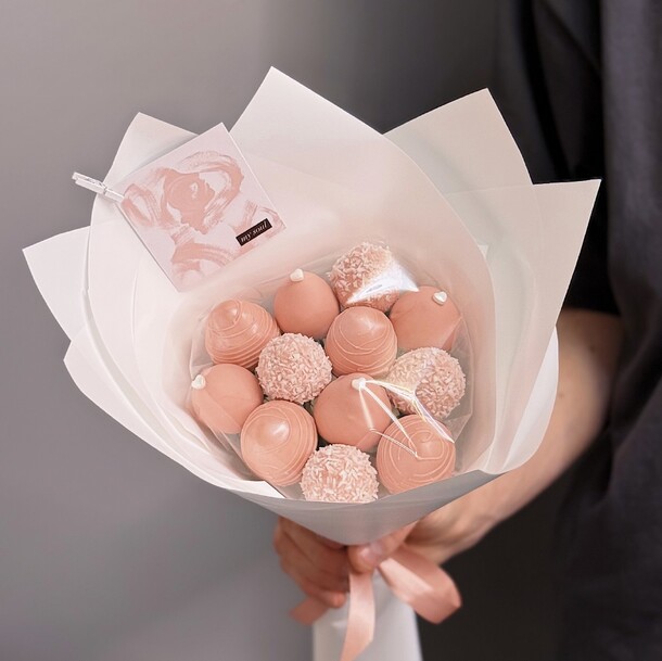 Букет из клубники в шоколаде lovely, артикул F1535850 - 2151 рублей, доставка по городу. Flawery - доставка цветов