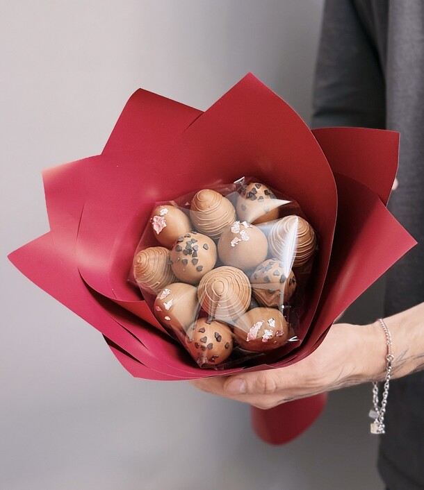 Букет из клубники в шоколаде flame, артикул F1535851 - 2174 рублей, доставка по городу. Flawery - доставка цветов