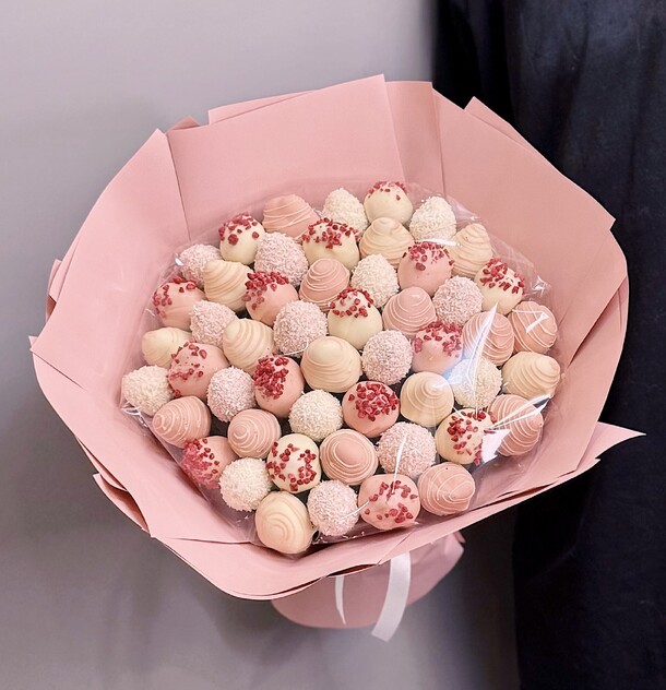 Букет клубника в шоколаде, артикул F1535868 - 5500 рублей, доставка по городу. Flawery - доставка цветов