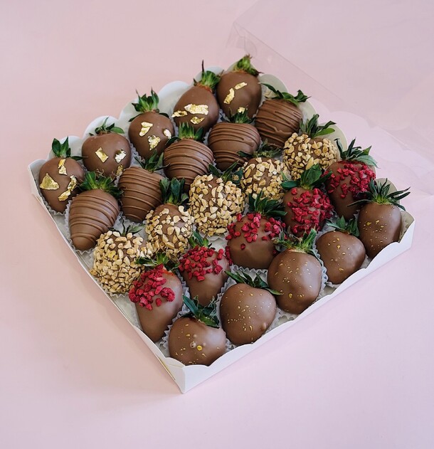 Набор клубника в шоколаде «fantasy», артикул F1535888 - 2701 рублей, доставка по городу. Flawery - доставка цветов