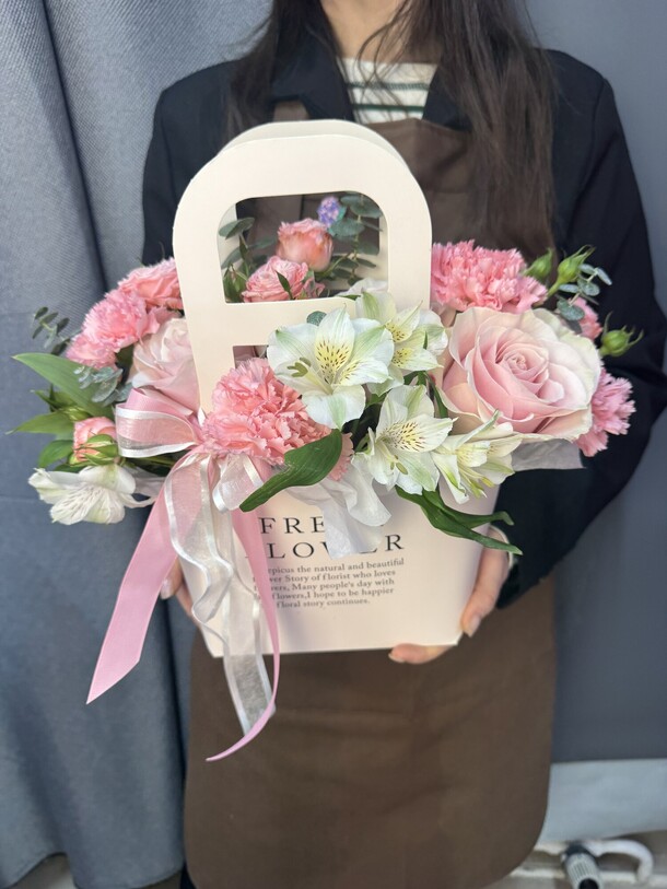 Композиция с розами, артикул F1537571 - 3700 рублей, доставка по городу. Flawery - доставка цветов