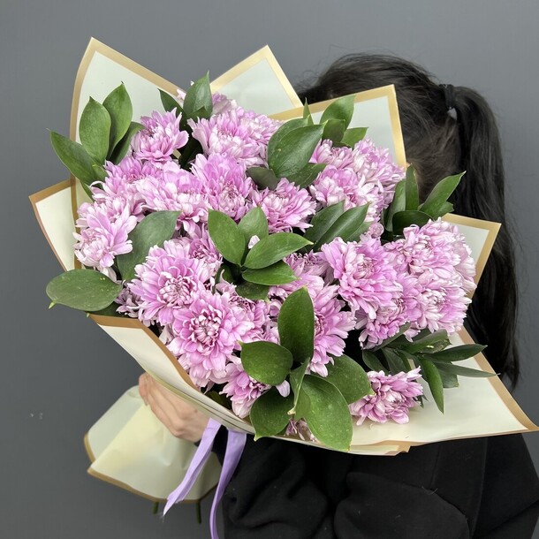 Букет из хризантем "сиреневое облачко" (размер м), артикул F1386971 - 3990 рублей, доставка по городу. Flawery - доставка цветов