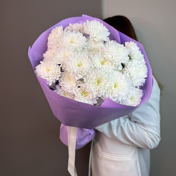 Букет из хризантем "флория" (размер s), артикул F1432879 - 1990 рублей, доставка по городу. Flawery - доставка цветов