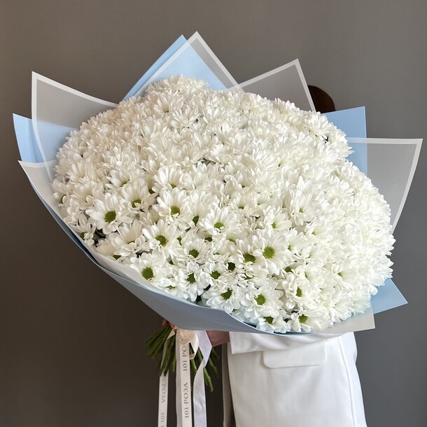 Букет из хризантем "51 ромашка", артикул F1432934 - 15890 рублей, доставка по городу. Flawery - доставка цветов