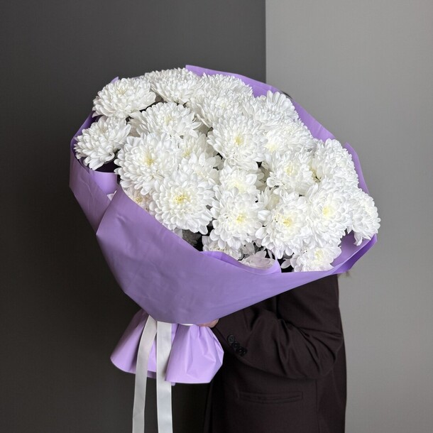 Букет из хризантем "флория" (размер м), артикул F1480694 - 3690 рублей, доставка по городу. Flawery - доставка цветов