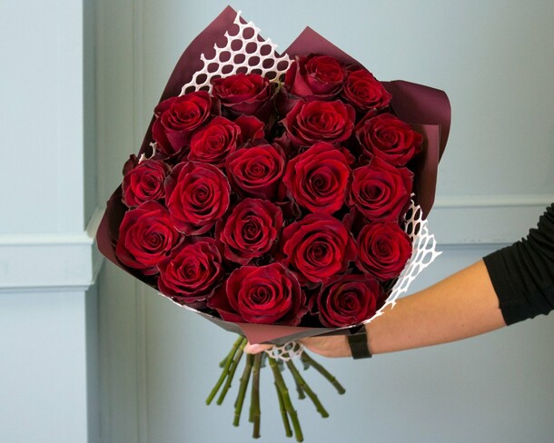 19 красных роз, артикул F1226152 - 7650 рублей, доставка по городу. Flawery - доставка цветов
