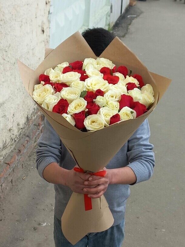 51 красно-белая роза, артикул F1226238 - 19250 рублей, доставка по городу. Flawery - доставка цветов