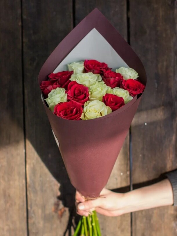 15 красно-белых роз, артикул F1226243 - 6240 рублей, доставка по городу. Flawery - доставка цветов