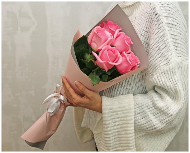 5 розовых роз, артикул F1226244 - 3120 рублей, доставка по городу. Flawery - доставка цветов