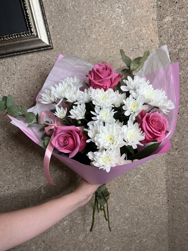 Букет из кустовых хризантем и роз, артикул F1226611 - 5450 рублей, доставка по городу. Flawery - доставка цветов