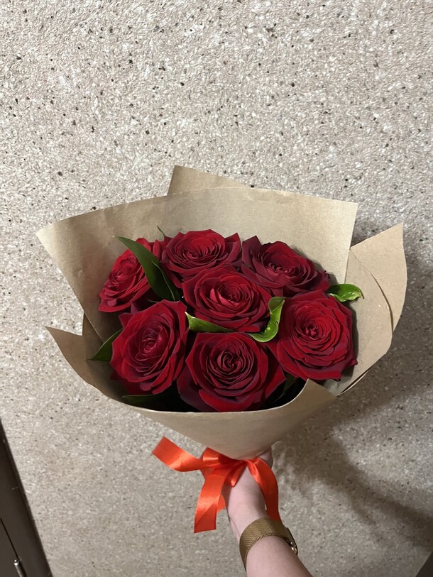 7 красных роз, артикул F1235065 - 3430 рублей, доставка по городу. Flawery - доставка цветов