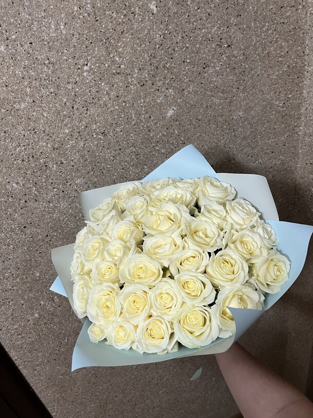 35 белых роз, артикул F1235070 - 13290 рублей, доставка по городу. Flawery - доставка цветов