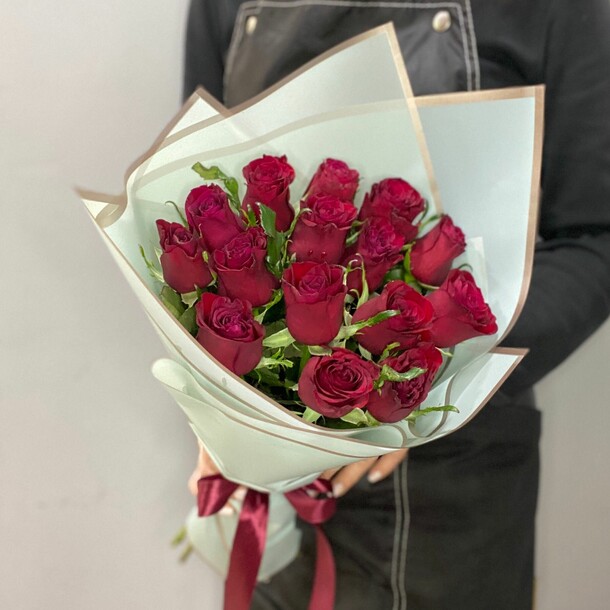 15 красных роз, артикул F1235115 - 5425 рублей, доставка по городу. Flawery - доставка цветов