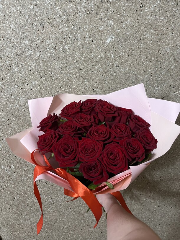 17 красных роз, артикул F1235146 - 7270 рублей, доставка по городу. Flawery - доставка цветов