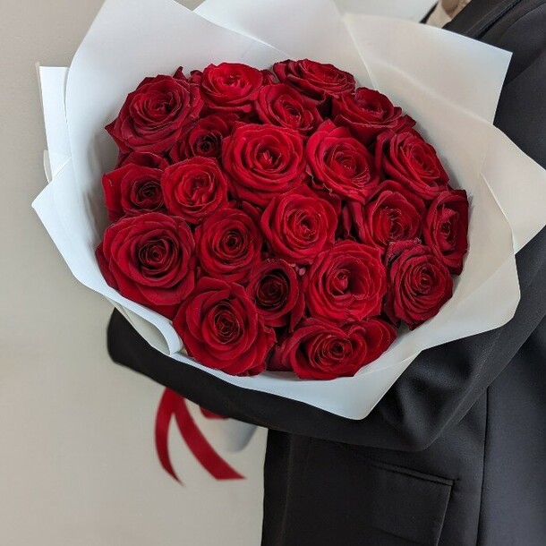 21 красная роза, артикул F1235155 - 8360 рублей, доставка по городу. Flawery - доставка цветов