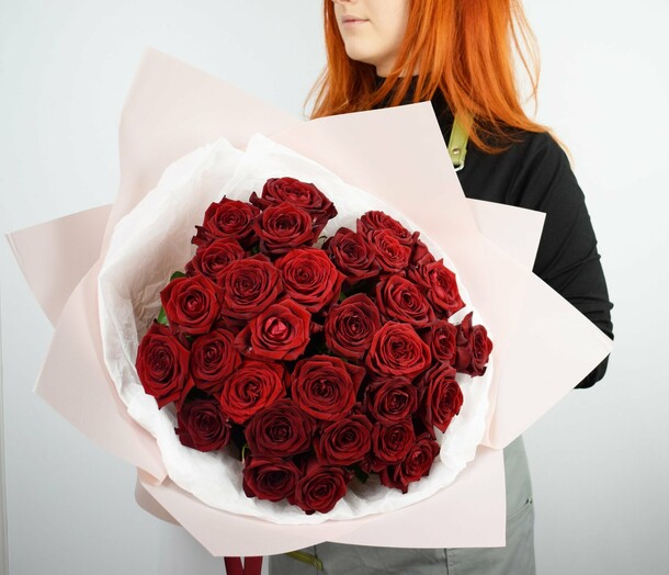 31 красная роза, артикул F1236979 - 12200 рублей, доставка по городу. Flawery - доставка цветов