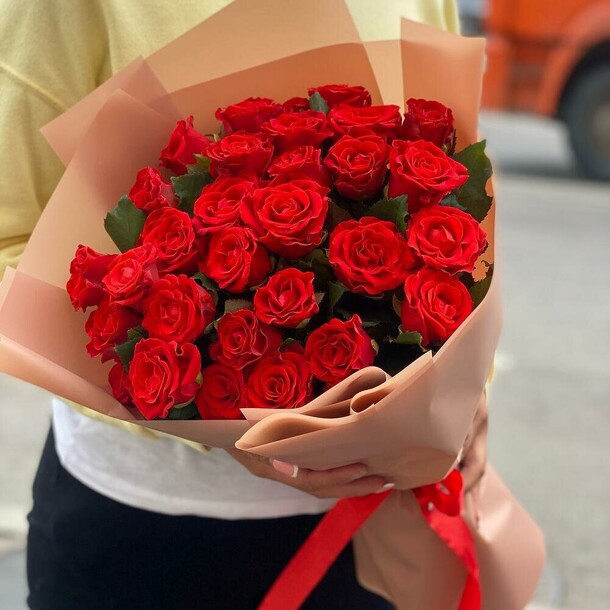 33 красные розы, артикул F1236984 - 12900 рублей, доставка по городу. Flawery - доставка цветов