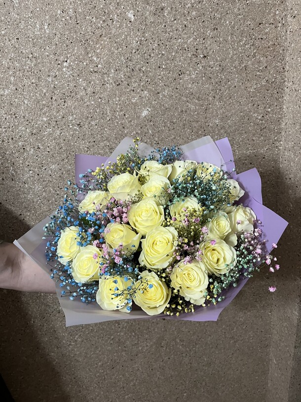 Букет из роз и гипсофилы, артикул F1245473 - 8850 рублей, доставка по городу. Flawery - доставка цветов